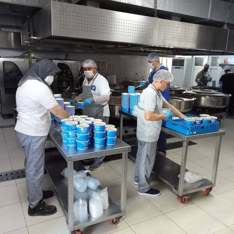 Alanya Aşevi ihtiyaç sahiplerinin yanında