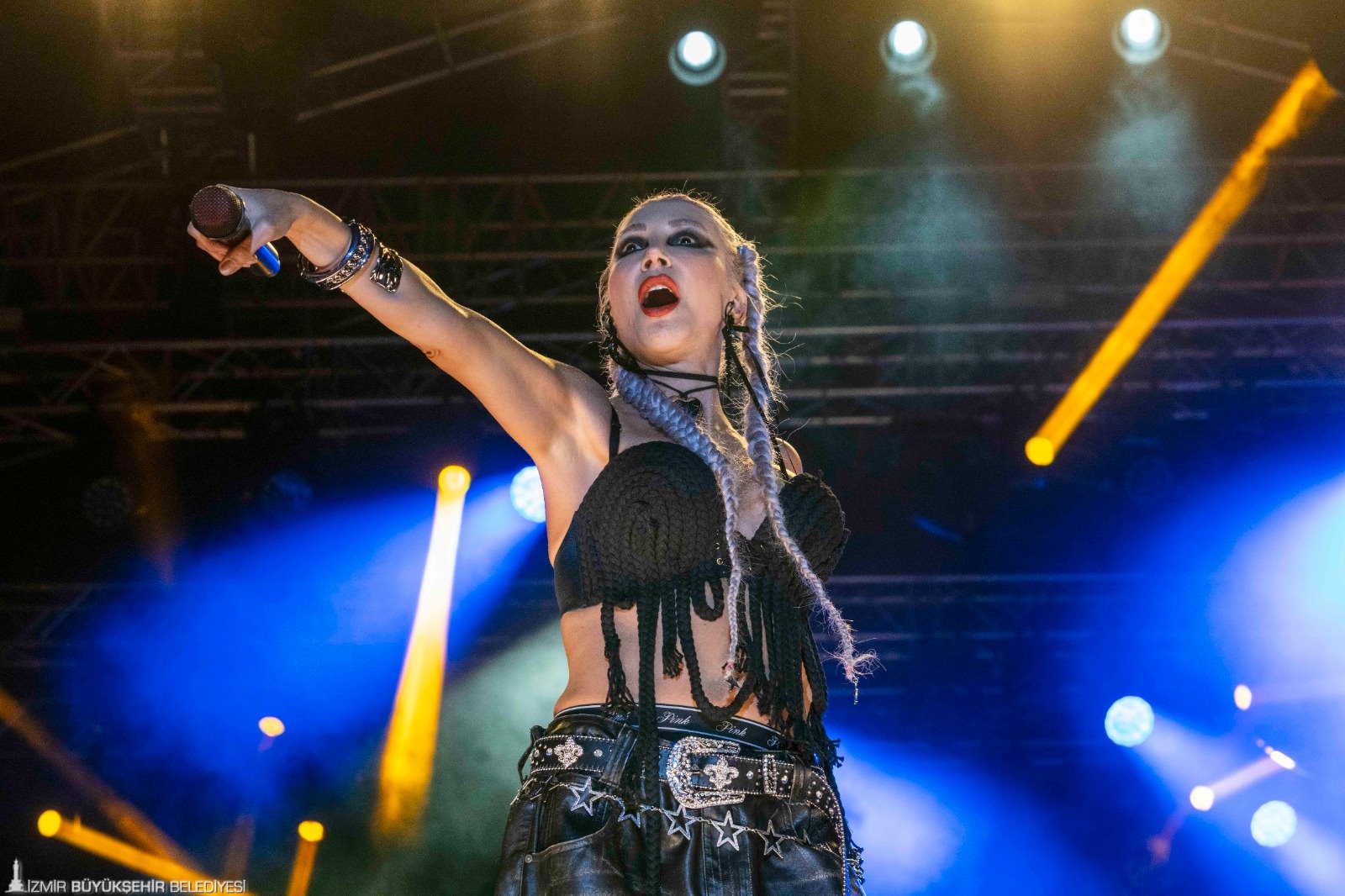 Çim Konserleri’nde Hande Yener sahne aldı