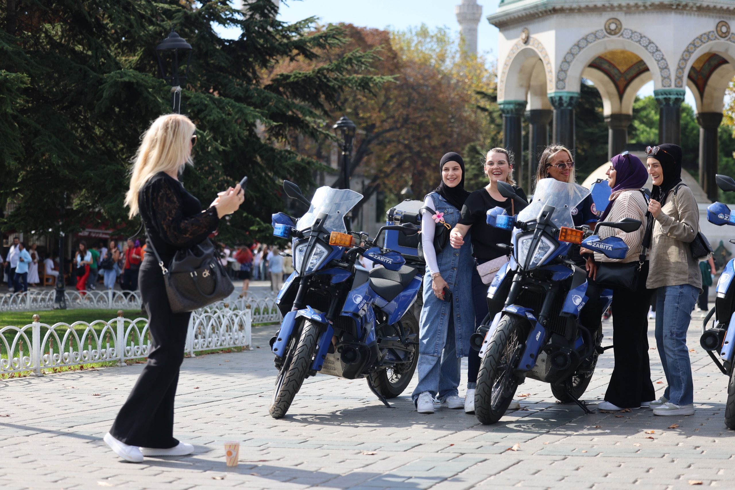 Motosikletli Ve Atlı Kadın Zabıtalar Görevde