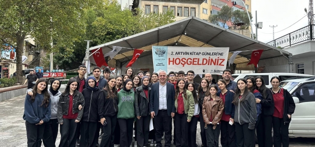 Başkan Erdem, Artvin Kitap Günleri’nde Sosyal Bilimler Lisesi Öğrencileriyle Bir Araya Geldi