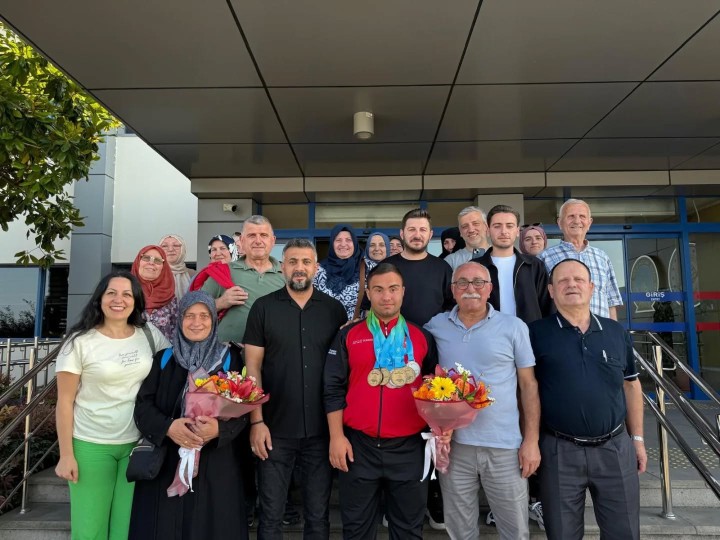 Altın gibi yürek, madalyalarla döndü!