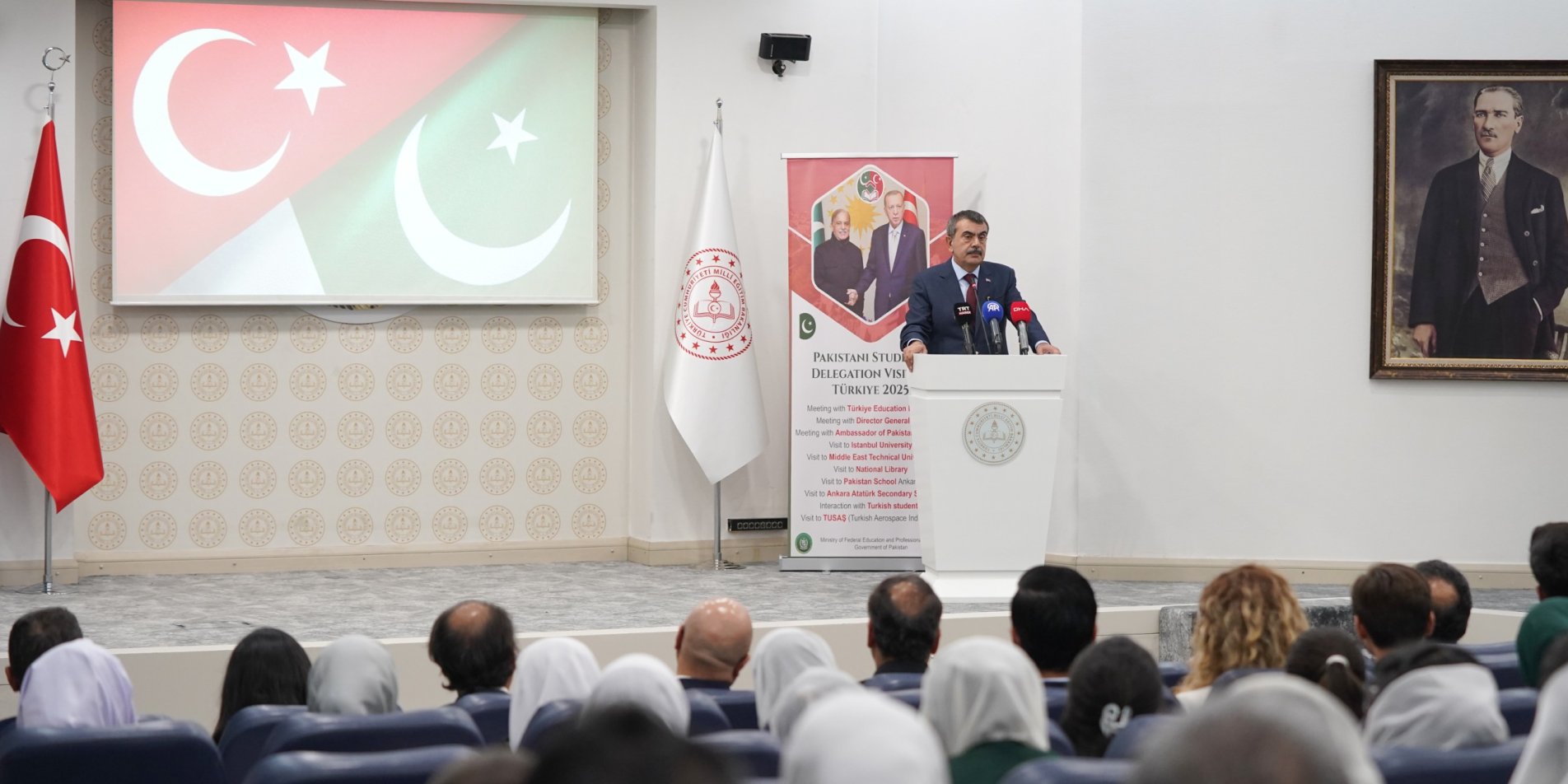 Bakan Tekin, Pakistanlı Öğrencileri Kabul Etti