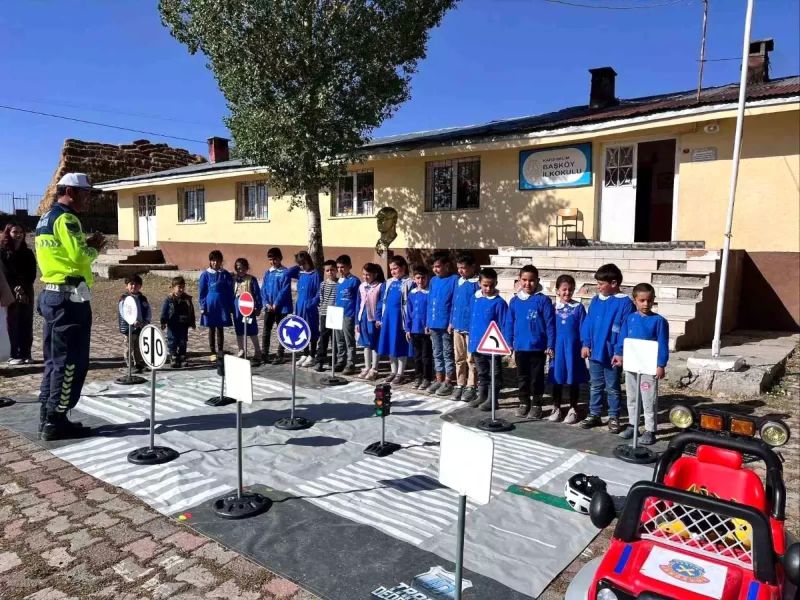 Kars’ta Jandarma Tarafından Öğrencilere Trafik Eğitimi Verildi