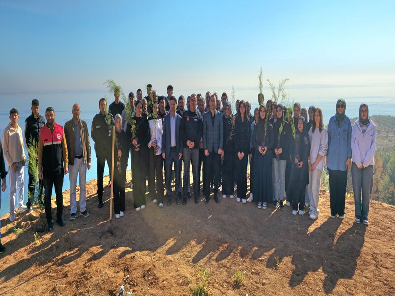 Adıyaman Samsat’ta Gelecek Nesiller İçin Birlikte Fidan Dikildi, Etkinlik kapsamında “Şehit Polis Cengiz Askar Hatıra Ormanı” Oluşturuldu