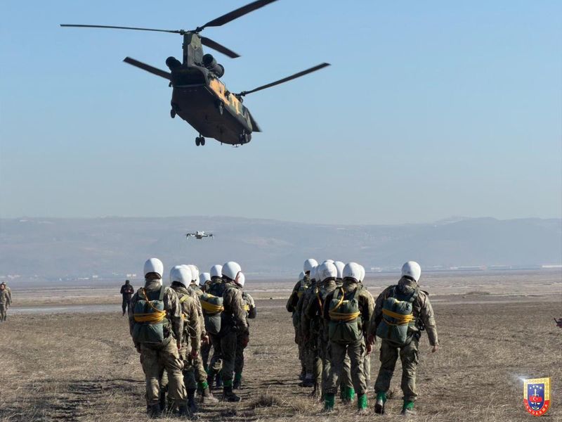 Foça Jandarma Komutanlığımız tarafından, 27’nci Dönem Komando İhtisas Kursu Kapsamında 128’inci Dönem Statik Temel Paraşüt Kursu Gerçekleştirildi
