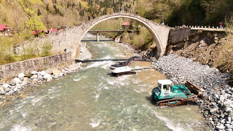 Çamlıhemşin’de dere ıslah çalışmaları sürüyor