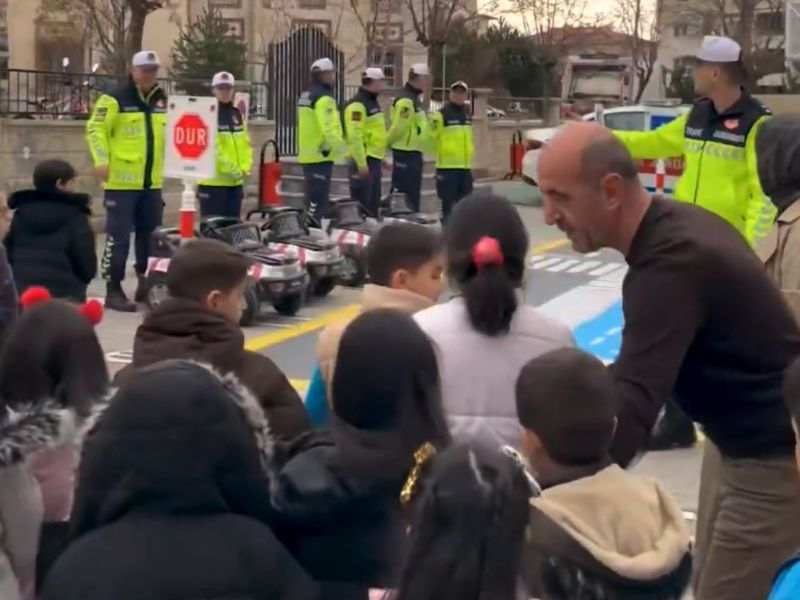 Erzincan Trafik Jandarması Tarafından Öğrencilere Yönelik Yaya ve Okul Geçitlerinin Kullanımı Konularında Eğitim Verildi