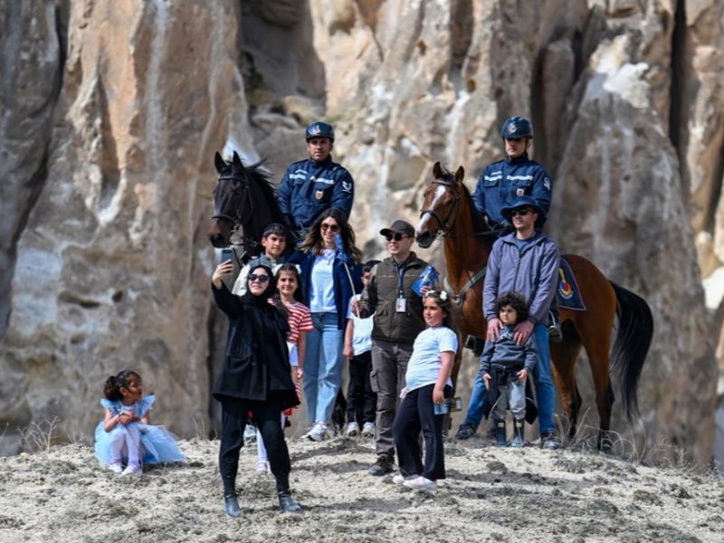 “Vanadokya”daki Atlı Jandarma Timi Ziyaretçilerin İlgi Odağı Oluyor