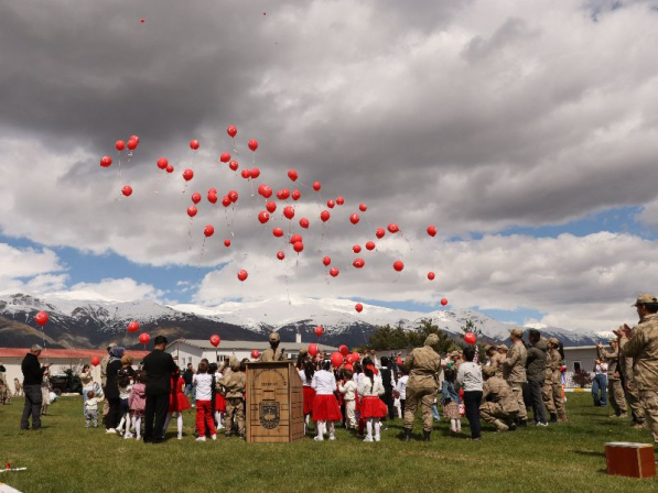 Erzincan İl Jandarma Komutanlığı Ekipleri 23 Nisan Ulusal Egemenlik ve Çocuk Bayramı münasebeti Kapsamında İlkokul öğrencileriyle Birarada Bulundu