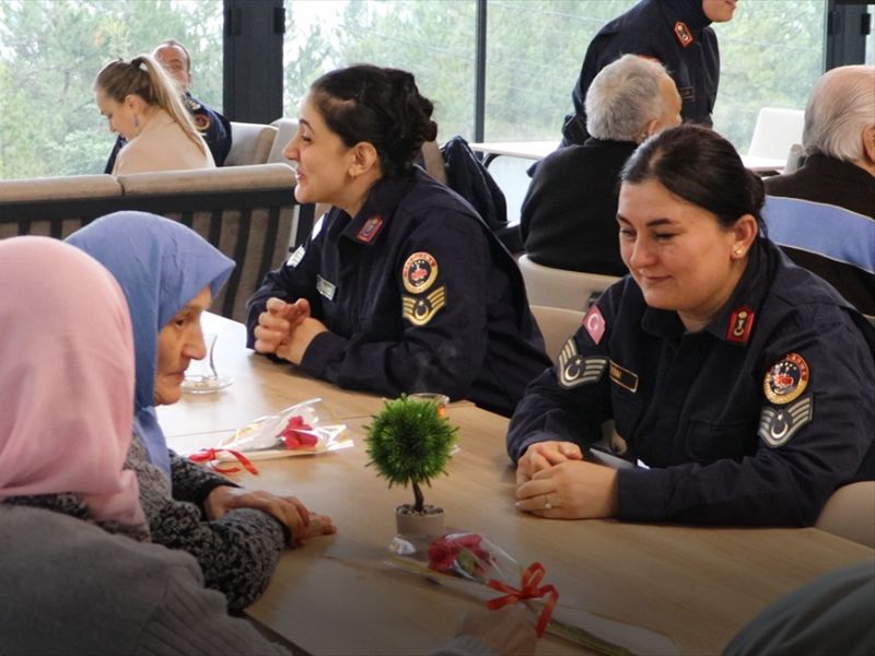 Bolu’da Jandarma Ekipleri Huzurevi Sakinlerini Ziyaret Etti