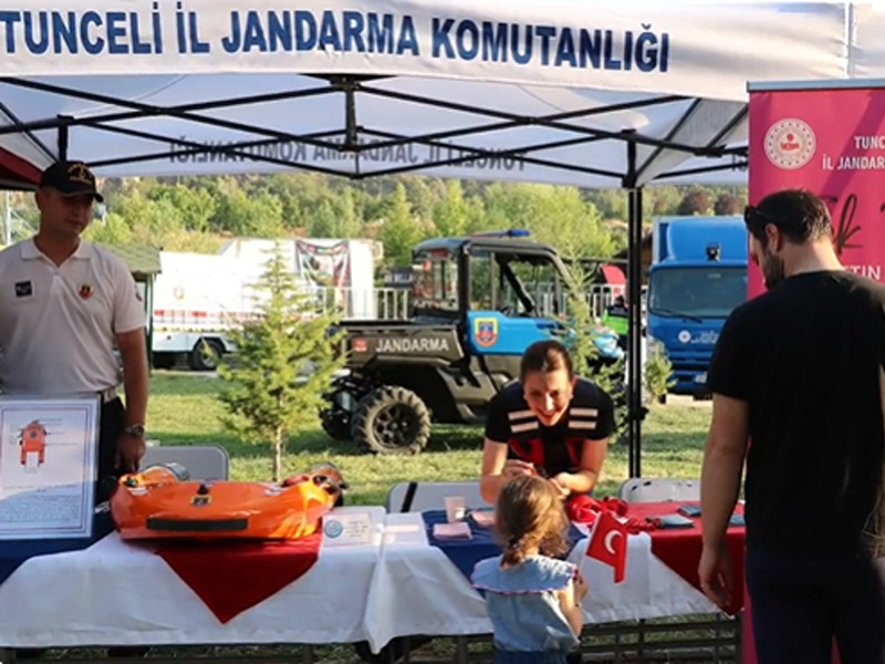 Tunceli İl Jandarma Komutanlığı MAMEKİFEST’te Çocuklar ve Vatandaşlarla Buluştu