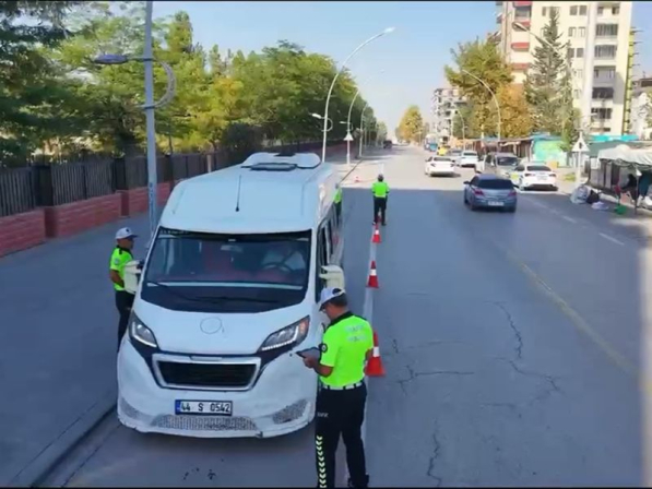 Malatya İl Emniyet Müdürlüğümüzce, 2026-2027 Eğitim-Öğretim Yılının Başlamasıyla Birlikte Servislere Yönelik Denetimler Kararlılıkla Sürdürülüyor